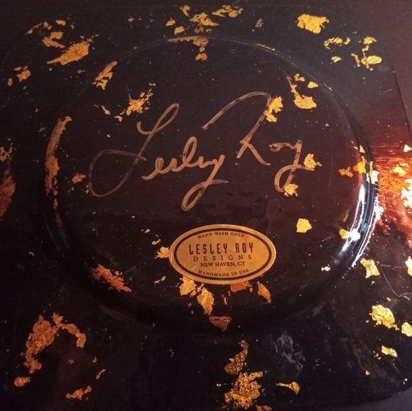 Signed Lesley Roy 8" Gold Aventurine Floral Plate. - Picture 5 of 6